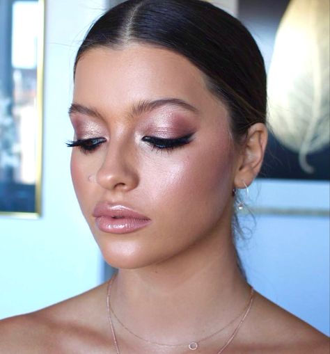 Pink Glowy Makeup, Bridesmaid Makeup Pink, Makeup Look Glam, Glowy Skin Makeup, Pink Eyeshadow Looks, Glowy Makeup Look, Makeup Tips Eyeshadow, Sunkissed Makeup, Pink Eyeshadow Look