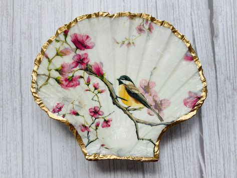 Scallop Shell Craft, Decoupage Shells, Shell Painting, Shell Trinket Dish, Shell Craft, Ring Dishes, Painted Shells, Scallop Shell, Cozy Room Decor