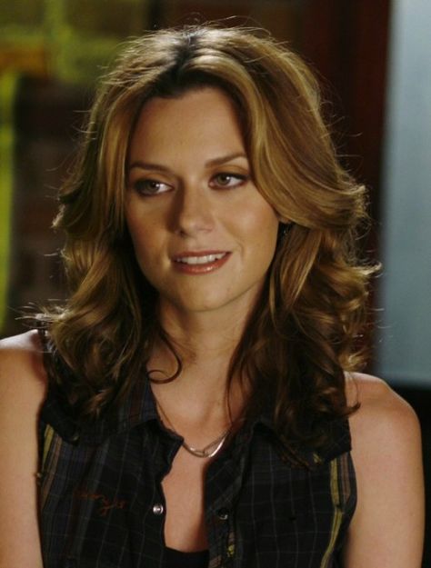 Peyton in One Tree Hill One Tree Hill Makeup, Peyton Sawyer One Tree Hill, Peyton Sawyer Makeup, Hilarie Burton 2000s, Peyton Sawyer Hair, Hilary Burton, Les Freres Scott, Sara Ellis, Camille Vasquez