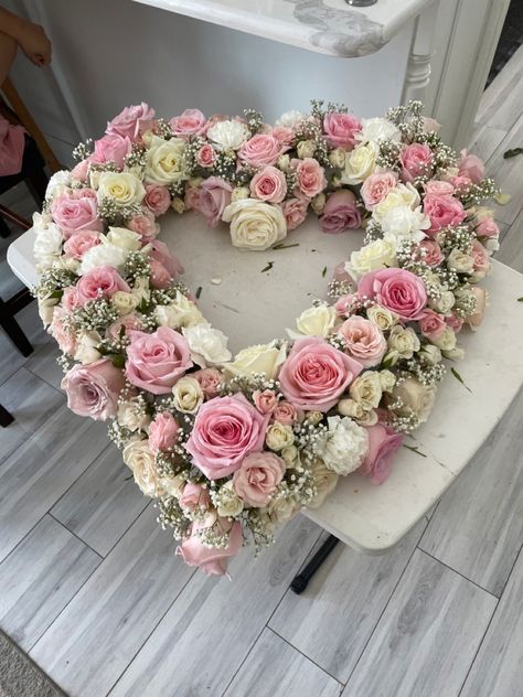 Heart Shape Flower Arrangement, Heart Shaped Wreath, Valentine Wreath Diy, Diy Valentines Day Wreath, Creative Wreaths, Cemetery Flowers, Flowers Bouquet Gift, Sympathy Flowers, Valentine Day Wreaths