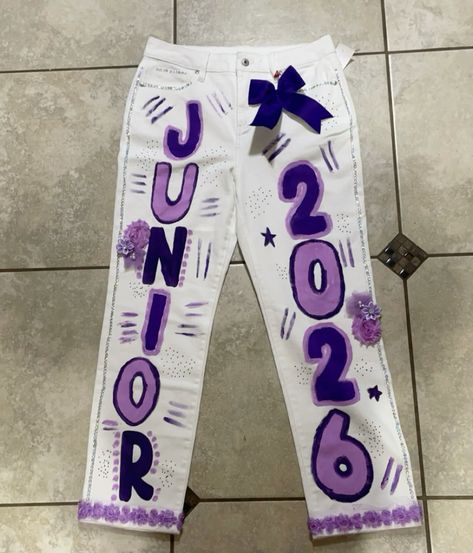 White jeans thrifted Homecoming Jeans Ideas Juniors, Homecoming Pants Ideas Junior, Hoco Pants Ideas Junior, Spirt Jeans, Hoco Jeans Painted, Hoco Pants, Homecoming Jeans Ideas, Homecoming Jeans, Hoco Jeans