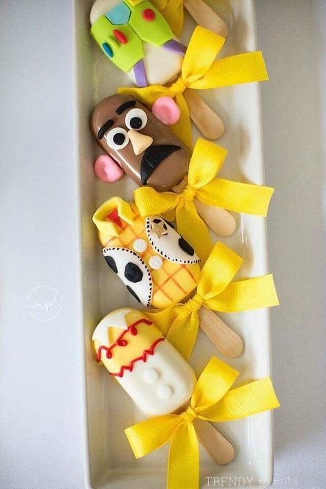 Cakesicles Ideas, Toy Story Cupcakes, Popsicles Cake, Cupcake Fondant, Toy Story Party Decorations, Cake Pop Designs, Chocolate Covered Strawberries Bouquet, Disney Desserts, Toy Story Theme