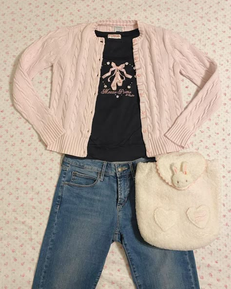 Insta: @adorablefits4 Cute Rain Outfits, Rain Outfits, Downtown Outfits, Pink Outfits, Really Cute Outfits, Girly Outfits, Dream Clothes, Aesthetic Outfits, Cute Fashion