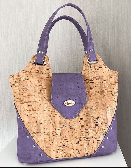 Handmade Purses And Handbags Patterns, Cork Fabric Projects, Seasonal Quilts, Quilted Bag Patterns, Sew And Sell, Sewing Handbag, Handbag Design, Cork Bag, Modern Bag