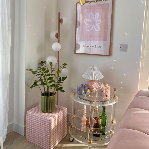 Cute Apartment Furniture, Eclectic Pastel Bedroom, 2023 Apartment Trends, Minimalist College Apartment, Pastel Eclectic Decor Living Room, Pastel Eclectic Living Room, Colorful Minimalist Apartment, Pastel Apartment Aesthetic, Retro Apartment Aesthetic