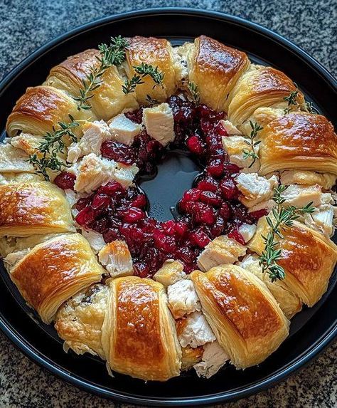 Cranberry Recipes Savory, Crescent Roll Wreath, Dried Cranberry Recipes, Cresent Roll Dough, Thanksgiving Thoughts, Dried Cranberries Recipes, Turkey And Cranberry, Roll Wreath, Chicken Crescent Rolls