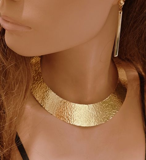 * AVAILABLE FEDEX EXPRESS SHIPPING UPGRADE 3-5 WORKING DAYS * Gold Tone Brass Collar Choker Necklace with Hammered Pattern Finished. Choker Necklace Hammered Collar Necklace Handmade Gold - Silver Cuff Choker Necklace Hammered choker necklace made of brass, aluminium , german silver,or Sterling silver 925. Each necklace is hand polished for a touch of sophistication.  To See More Necklaces Click Here : https://www.etsy.com/shop/zendiaz?section_id=16233071&ref=shopsection_leftnav_6 For details ab Wide Choker Necklace, Choker Collar Necklace, Collar Choker, Egyptian Jewelry, Gold Choker Necklace, Gold Cuffs, Silver Anklets, Jewelry Lookbook, Gothic Dress