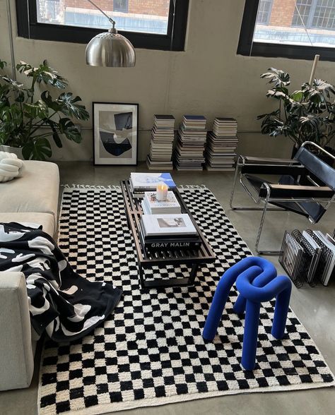 Chic Black And White Living Room, Postmodern Living Room Design, Eclectic Rug Living Room, Checkered Rug Living Room Aesthetic, Street Style Home Decor, Appartment Astetics, Post Modern Apartment, Street Style Bedroom, Street Style Room