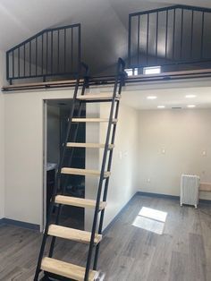 Loft Ladder Ideas, Scale Loft, Loft Railing, Ladder Ideas, Loft Floor, Loft Stairs, Loft Ladder, Attic Stairs, Sleeping Loft