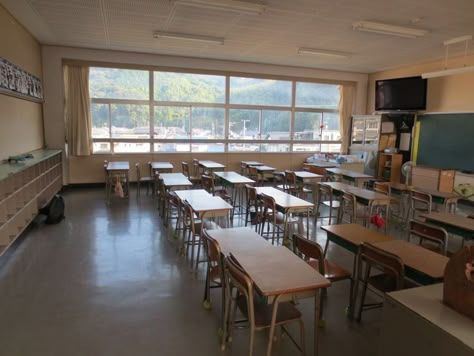 Japanese Elementary School, Private School Uniforms, Classroom Interior, College Architecture, School Doors, Elementary School Classroom, House Games, School Of Rock, Japan Aesthetic