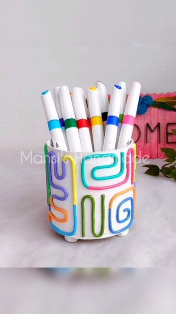 Air Clay Pencil Holder, Pen Holder With Clay, Clay Pen Holder Aesthetic, Polymer Clay Pencil Holder, Pen Stand Diy Creative, Aesthetic Pen Holder Diy, Polymer Clay Pen Holder, Air Dry Clay Pen Holder, Air Dry Clay Pencil Holder