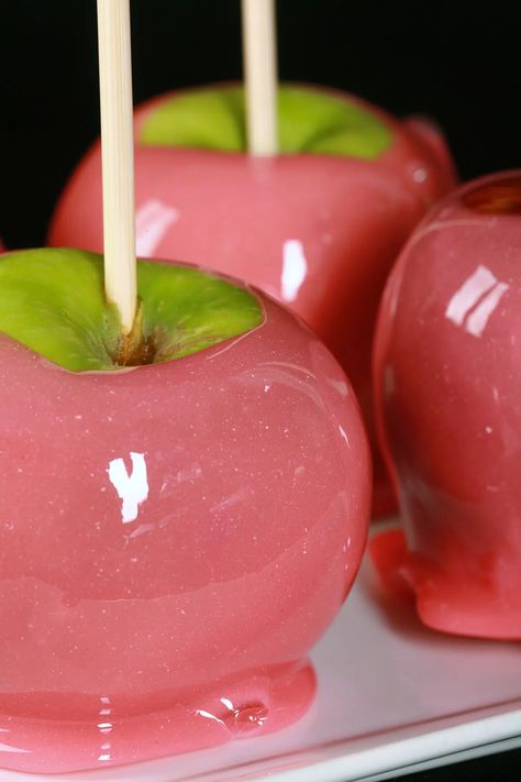 Make Candy Apples, Pink Candy Apples, Lemon Bar Cookies, Gourmet Candy Apples, How To Make Candy, Candy Apple Recipe, Gourmet Caramel Apples, Banana Candy, Golden Delicious Apple