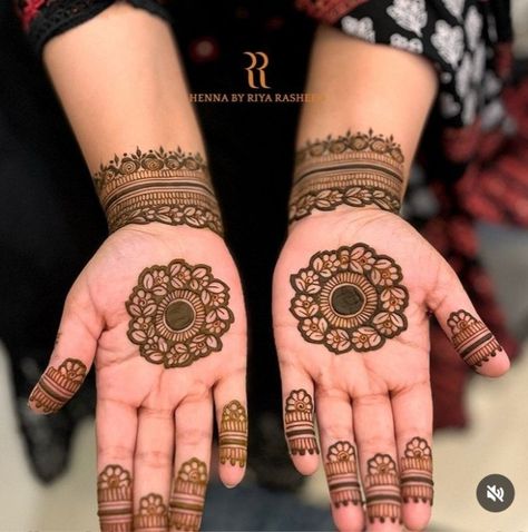 Front Hand Mehndi Designs Circle, Simple Modern Mehndi, Mandala Mehandi, Arabian Mehndi, Aesthetic Caption, Latest Mehndi Designs Wedding, Mehendi Ideas, Tikki Mehndi, Henna Tattoo Designs Arm