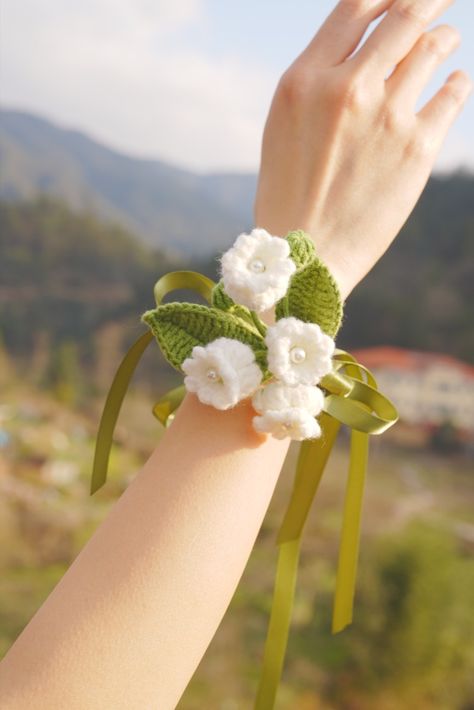 Can be worn as both a wrist corsage or a brooch pin, showcasing the delicate charm of Lily of the Valley flowers. Crochet Flower Corsage, Homemade Corsage Wrist, Crochet Corsage Pattern Free, Corsage Crochet, Crochet Corsage, Diy Corsage, Yarn Project, Crochet Macrame, Bridesmaid Corsage