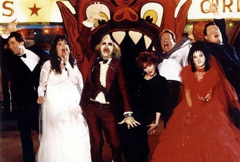 Behind The Scenes Photos Of Beetlejuice - Thrillist Beetlejuice Character, Beetlejuice Characters, Beetlejuice Wedding, Beetlejuice Cast, Beetlejuice 1988, Beetlejuice Movie, Catherine O'hara, Tim Burton Films, Tim Burton Movie