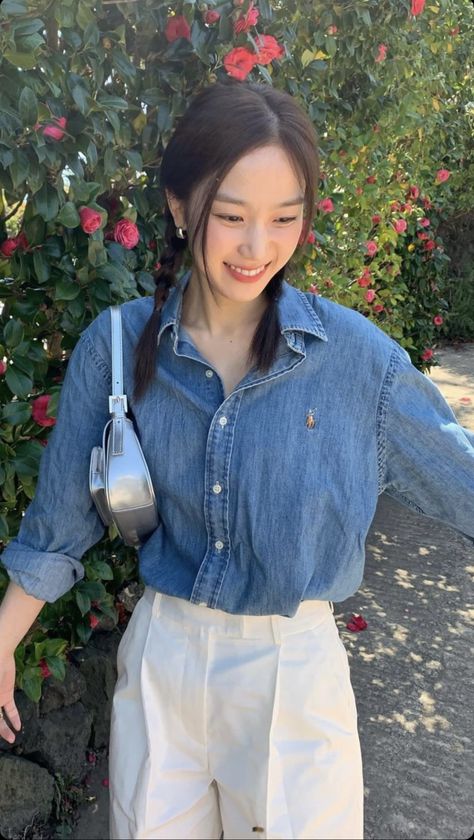 Korean Polo Outfit Women, Denim Polo Outfit Women, Denim Polo Outfit, Long Sleeve Polo Outfit Women, Denim Blouse Outfits, White Linen Pants Outfit, Denim Shirt Outfit, Linen Pants Outfit, Campus Outfit