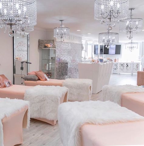 Pink Massage Room, Solo Esthetician Room, Eyelash Room, Lash Room Decor Ideas, Esthetician Studio, Solo Esthetician, Zen Style Interior, Makeup Room Design, Lash Boutique