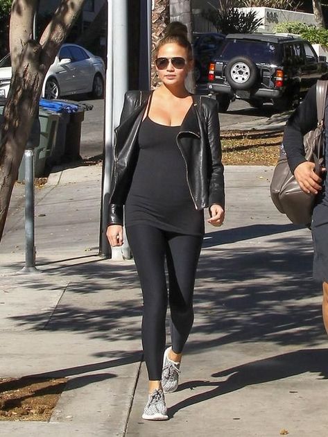 Chrissy Teigen's maternity style has been fantastic so far - click for the most recent outfits she's rocked, including a black tank, leggings, and leather jacket. California Maternity Style, Bump Style Winter, Chrissy Teigen Style, Bump Fashion, Lunch Outfit, Baby Bump Style, Preggo Fashion, Maternity Chic, Pregnancy Style