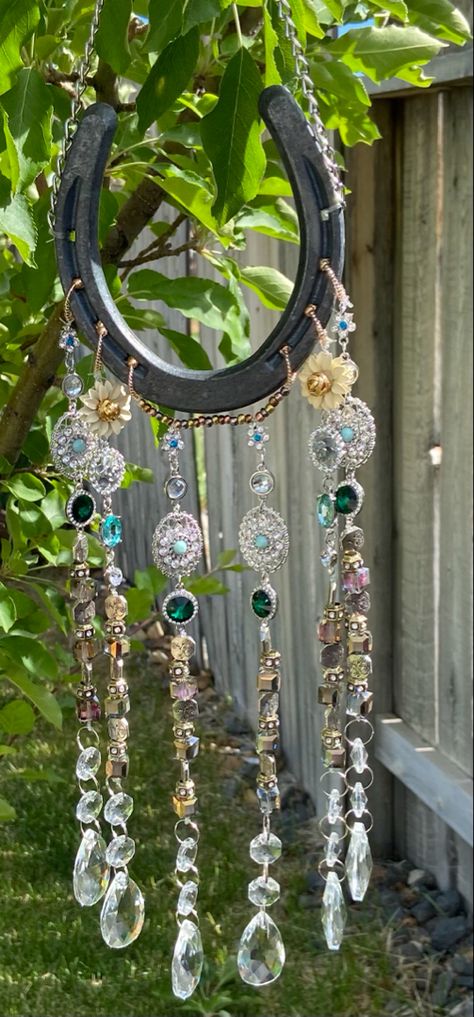 Horseshoe Suncatcher Diy, Horseshoe Wind Chimes Diy, Horseshoe Dreamcatcher Diy, Coloring Shoes, Horseshoe Crafts Diy, Horseshoe Suncatcher, Horseshoe Dreamcatcher, Dreamcatcher Diy, Beaded Horseshoe