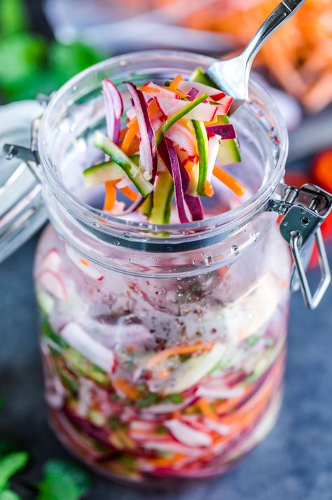 Pickled Veggies Recipe, Quick Pickled Veggies, Pickling Vegetables, Pickled Vegetables Recipe, Quick Pickled, Fermentation Recipes, Pickled Veggies, Pickled Vegetables, Garden Recipes