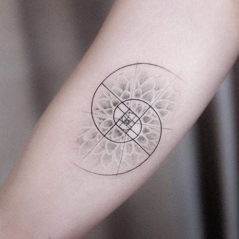 Mandala Arm Tattoo, Golden Ratio Tattoo, Acab Tattoo, Fibonacci Tattoo, Spiral Tattoos, Sacred Geometry Tattoo, Muster Tattoos, Geometry Tattoo, Geometric Tattoos