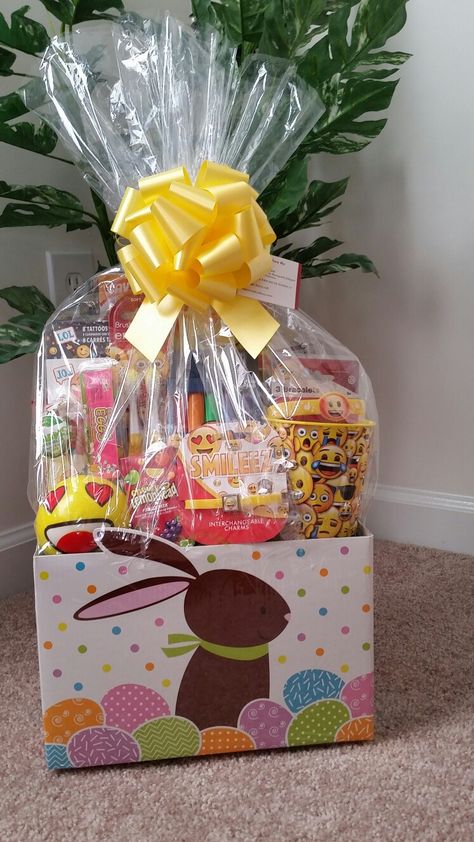 Easter Hampers, Dollar Tree Easter Basket, Spa Baskets, Easter Hamper, Easter Basket Crafts, Spa Basket, Baby Shower Treats, Easter Printables Free, Themed Gift Baskets