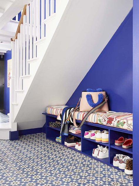 Inspiration and ideas for creating a wow factor in the hallway. Paint it in bright welcoming colours like this electric blue used by Sophie Robinson Colourful Hallway Ideas, Sophie Robinson Interiors, Blue Hallway Ideas, Colourful Hallway, Hallway Styling, Colorful Hallway, Hallway Colour Schemes, Bleu Klein, Bright Hallway