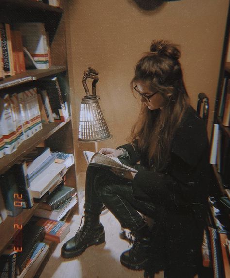 @rachelxclift on instagram Mommy Energy, Beck Singer, Huntress Aesthetic, Casual Professional, Rich Girl Lifestyle, British Outfits, Dark Academia Aesthetic, Autumn Outfit, Photography Photos