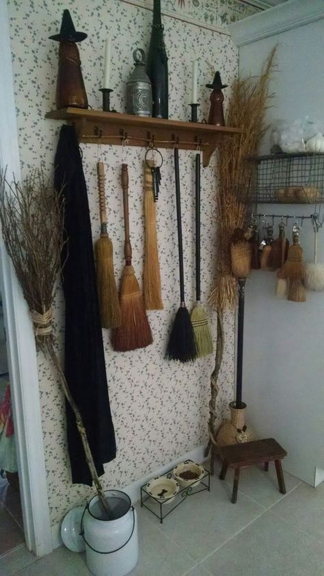 https://www.pinterest.fr/pin/333055334954726807/ My ko fi Witchy Cottage, Witches Cottage, Witchy House, Witches House, Witchy Kitchen, Witch Room, Cottage Witch, Witch Cottage, Witchy Crafts