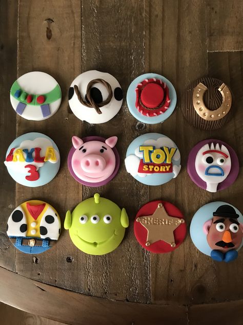 Cupcakes Toy Story, Toy Story Cake And Cupcakes, Toy Story Cupcake Ideas, Toy Story Themed Cupcakes, Toy Story Macarons, Toy Story Cake Pops Cakepops, Jesse Toy Story, Toy Story Cup Cake Stand, Cupcake Toy