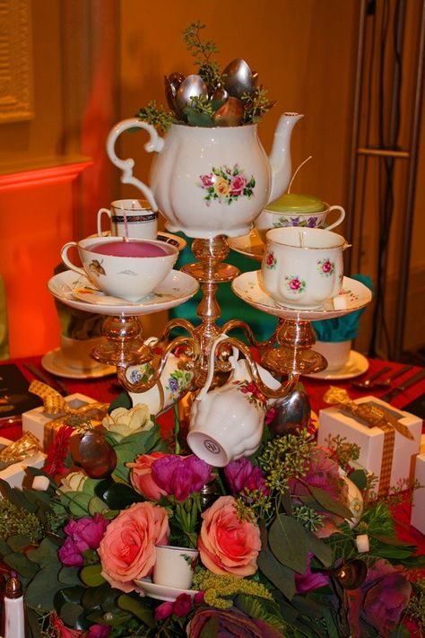 Mad Hatter Tea Party Ideas | Mad Hatter Tea Party Ideas / Love the spoons in the teapot Tea Party Centerpiece Ideas, Tea Party Centerpieces, Christmas Tea Party, Simple Decorating, Teacup Crafts, Alice Tea Party, Mad Hatter Party, Tafel Decor, Pretty Tea