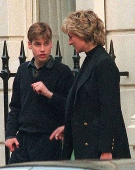 Diana, Princess of Wales, with her son, Prince William, 1996. Diana Son, Diana Williams, Prins William, Prins Harry, Principe William, Princess Diana Family, Princess Diana Photos, Prinz Harry, Princes Diana