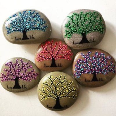 Seasonal Tree, Art Pierre, Painted Rocks Kids, Painted Rocks Diy, Rock Painting Ideas Easy, Rock Painting Patterns, Mandala Rocks, Paint Rock, Dot Art Painting