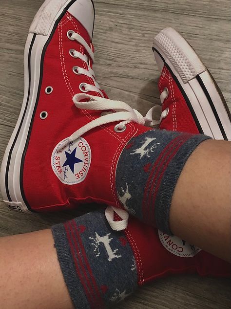 Modern James Potter, James Potter Red Converse, James Potter Converse, James Potter Outfit Aesthetic, James Potter Style, Marauders Converse, James Potter Aesthetic Outfit, Prongs Marauders, James Potter Outfit