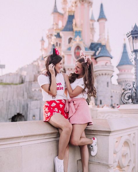 Girly Disneyland Paris style  Walt Disney World // Disney Style // Disney Tee // Disney Outfit // Wear to Disney Disney Poses Ideas Best Friends, Disneyland Pics With Friends, Disneyland Pictures Friends, Disney World Friends Pictures, Best Friend Disneyland Pictures, Disney Poses, Disney Picture Ideas, Disney Outfits Women, Disneyland Photos