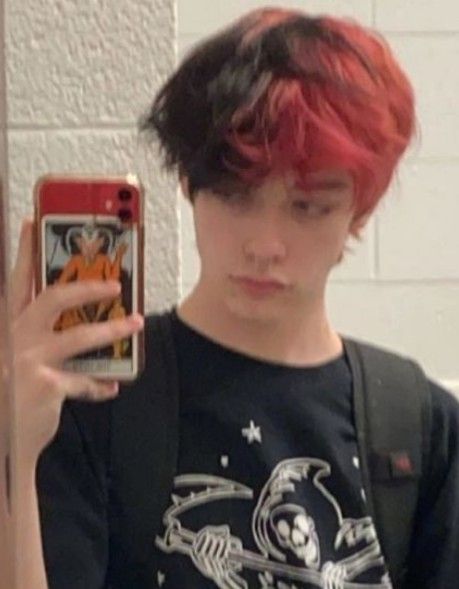 I have an eboy haircut with a middle part but I wanna do my hair like this but idk how Eboy Haircut, Hair Arrange, Dye Colors, Shirt Hair, Hair Women, Middle Part, Hair Dye Colors, Cool Hair Color, Attractive People