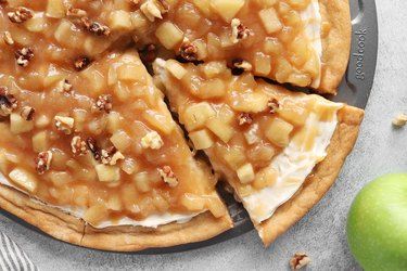 Apple Pie Dessert Pizza Recipe | eHow Dessert Pizza Recipe, Cinnamon Apple Chips Baked, Crockpot Candy Recipes, Apple Pie Desserts, Dessert Pizza Recipes, Apple Pie Filling Recipes, Mini Caramel Apples, Peanut Butter Bread, Sugar Cookie Crust