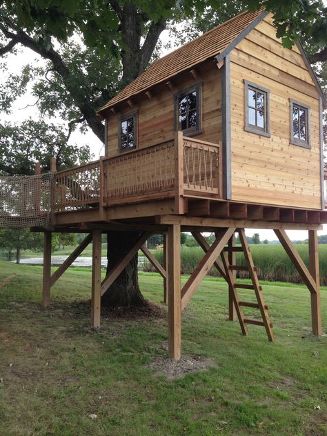 Backyard Play Spaces, Simple Tree House, Kids Backyard Playground, Tree House Plans, Tree House Diy, Backyard Playhouse, Backyard Dreams, Cheap Backyard, Tree House Kids