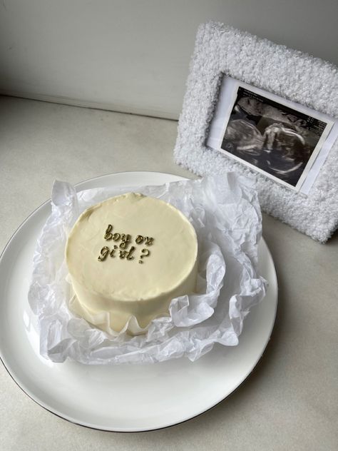 Our cozy cake for gender party Small White Gender Reveal Cake, White Gender Reveal Cake, White Gender Reveal, Gender Cake, Gender Party, Gender Reveal Cake, Baby Gender Reveal, Baby Gender, White Cake