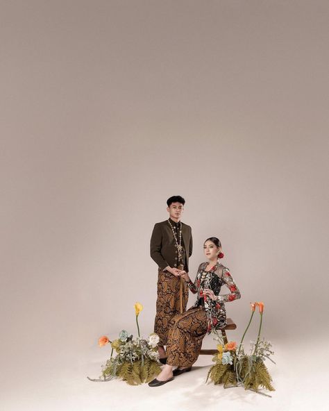 Javanese Prewedding Studio, Foto Adat Jawa, Prewed Adat Jawa, Wedding Adat Jawa, Prewedding Outfit Ideas, Photo Wedding Ideas, Asia Outfit, Indonesia Traditional Clothes, Prewedding Adat