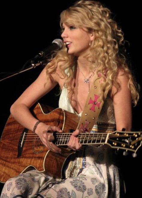 Taylor Swift Nashville, Young Taylor Swift, Estilo Taylor Swift, Taylor Swift Cute, Swift Photo, Taylor Swift Outfits, Taylor Swift Pictures, Nashville Tennessee, Beautiful Songs