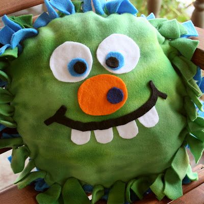 Greene Acres Hobby Farm: No Sew Halloween Monster Pillow Felt Pillows, Sew Halloween, Monster Pillow, Fleece Sewing Projects, Sew Blanket, Tie Pillows, Fleece Crafts, Fleece Projects, Monster Pillows