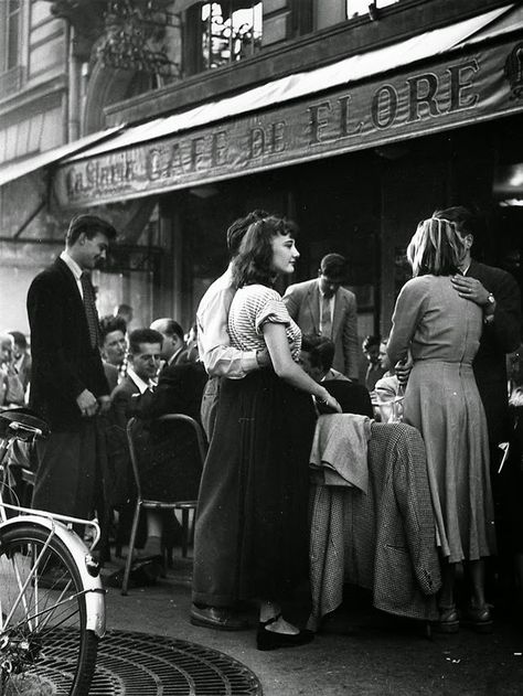 30 Amazing B&W Photos of Street Scenes of Paris Taken by Robert Doisneau in the 1940s-50s Milton Greene, Black And White People, Musee Carnavalet, Cafe Society, Robert Doisneau, Henri Cartier Bresson, Old Paris, French Photographers, Ideas Photography