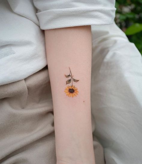 Yellow Flower Tattoos, Sunflower Tattoo Meaning, Sunflower Tattoo Ideas, Happiness Tattoo, Korean Tattoos, Beautiful Flower Tattoos, Sunflower Tattoos, Tattoo Cover, Sunflower Tattoo Design