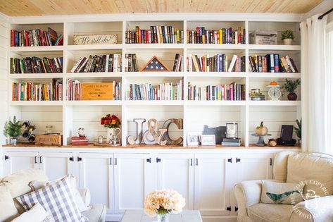 DIY floor-to-ceiling bookshelf Cement Porch, Diy Home Library, Diy Bookshelf Plans, Floor To Ceiling Bookshelves, Diy Pallet Wall, Bookshelf Plans, Diy Outdoor Table, Porch Makeover, Dog House Diy