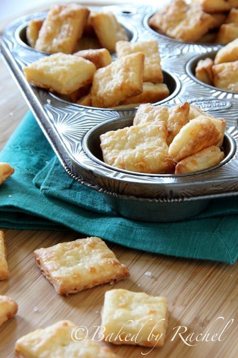 Homemade White Cheddar Cheese Crackers. These are just like cheez-its but homemade and half the price! Delicious and perfect for snacking. Homemade Cheez Its, Homemade Cheese Crackers, Cheddar Crackers, Homemade Crackers, Cheese Cookies, White Cheddar Cheese, Cracker Recipes, Homemade Cheese, White Cheddar