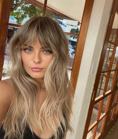 Balayage Hair Blonde Fringe, Balayage Hair Fringe, Reverse Balayage With Bangs, Dark Roots Blonde Hair Balayage With Bangs, Long Shag Haircut With Curtain Bangs Side Part, Light Blonde Balayage Dark Roots, Brown Blonde Balayage With Bangs, Balayage With Fringe Bangs, Blonde Highlights With Fringe