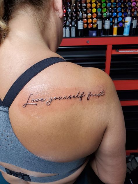 Tatuaje Love, Love Yourself First Tattoo, Love Yourself Tattoo, I Love You Signs, Design Black And White, Skull Hand, Subtle Tattoos, Professional Tattoo, Love Yourself First