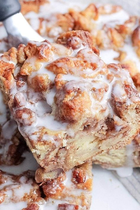 This delicious Pioneer Woman Cinnamon Roll Bread Pudding is made with refrigerated cinnamon rolls, chopped pecans, milk, heavy cream, eggs, sugar, and Cinnamon Streusel Bagels Pioneer Woman, Leftover Cinnamon Roll Bread Pudding, Bread Pudding With Cinnamon Rolls, Cinnamon Roll Bread Pudding Recipe, Cinnamon Roll Bread Pudding Easy, Leftover Cinnamon Rolls, Cinnamon Rolls With Heavy Cream, Cinnamon Roll Bread Pudding, Pioneer Woman Desserts