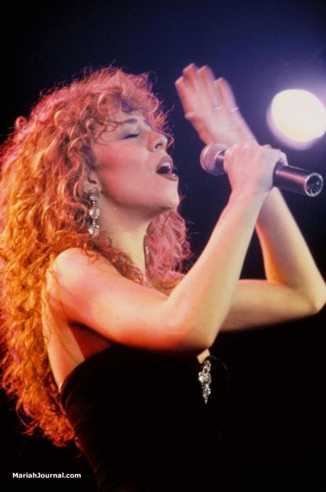 A diva at work Mariah Carey Singing, Mariah Carey 1990, Mariah Carey 90s, 1990 Style, Freestyle Music, Mtv Videos, Mtv Video Music Award, Female Singers, Mariah Carey